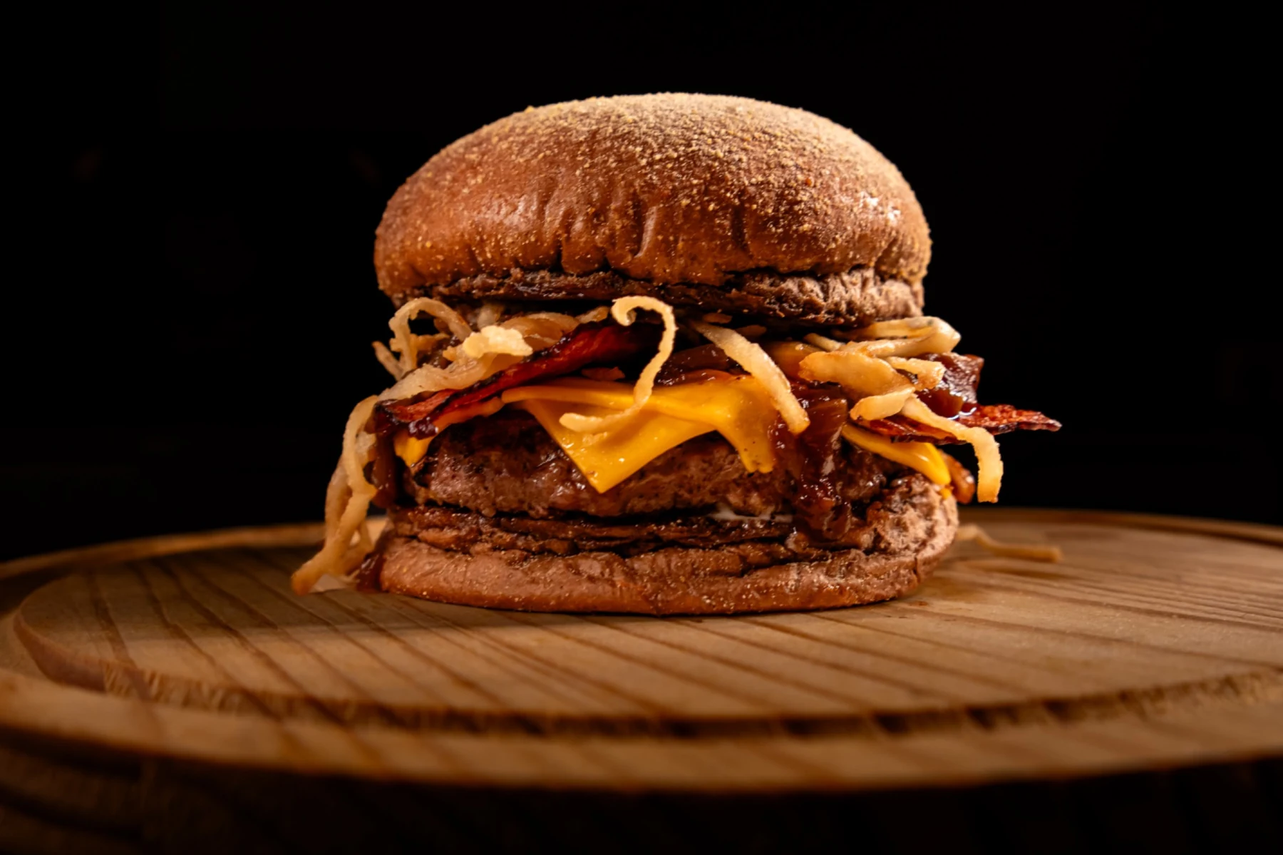 Hambúrguer com queijo, bacon e cebola crispy